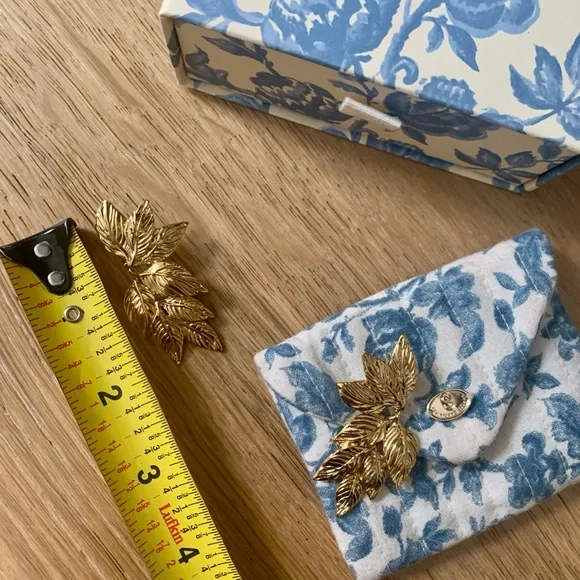 Sezane Bianca gold leaf drop earrings RARE - Picture 6 of 11